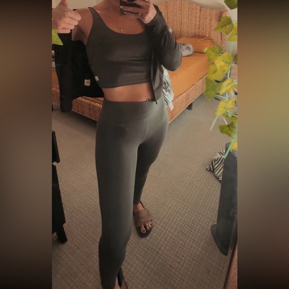 Vuori Gray Women's Matching Set (small) - Picture 6 of 7